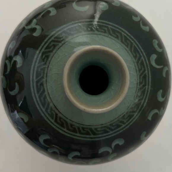 Vintage Asian Korean Dark Green Celadon Crackle Floral Vase Handcrafted Signed - Picture 3 of 6